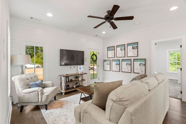 Building Photo - Designer Home near Auburn University's Campus!