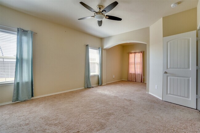 Building Photo - 301 Plum Dr