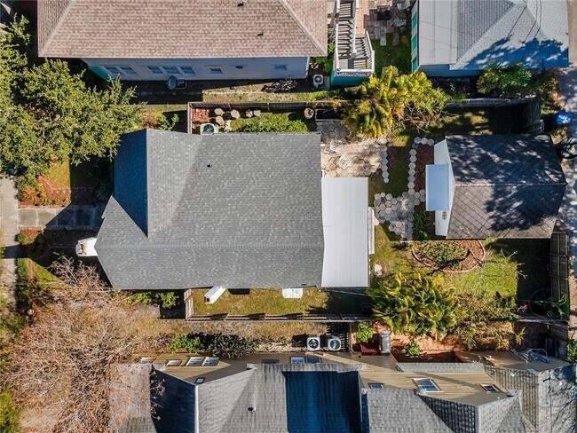 Building Photo - 316 18th Ave NE