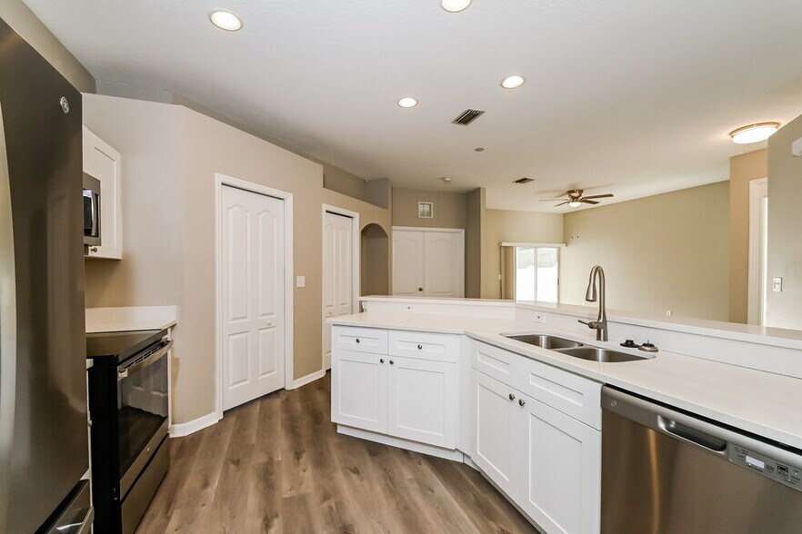 Building Photo - 6150 Kiteridge Dr