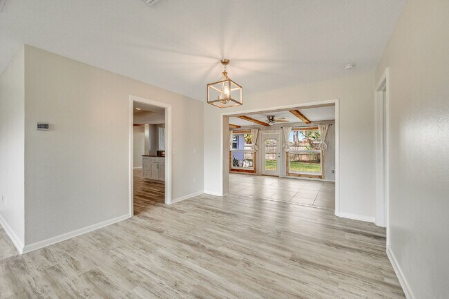 Building Photo - Beautiful 4 bedroom, 2 bathroom in Satellite Beach! NO HOA!!