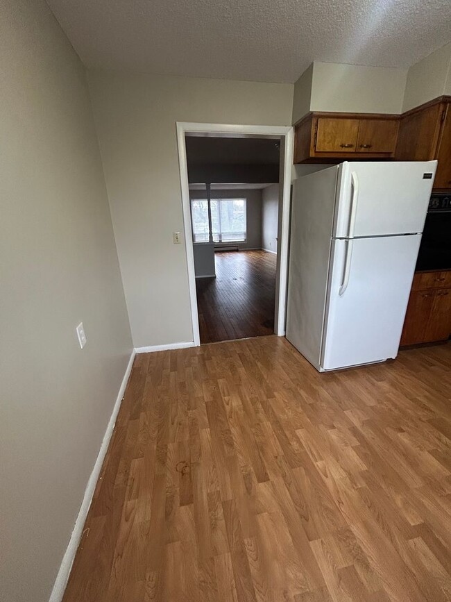 Building Photo - 2 bed 1 bath apartment, hardwood floors, l...