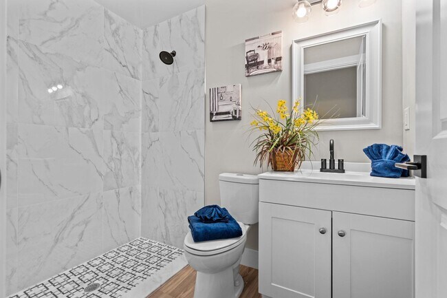 Building Photo - 816 W 9th St