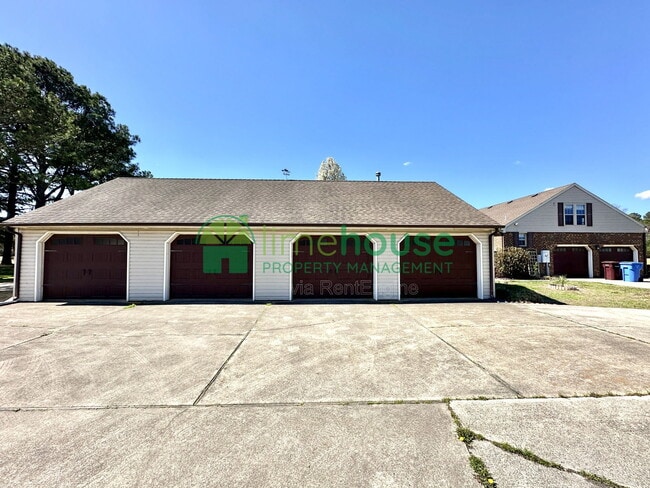 Building Photo - 700 Middle Rdg Dr