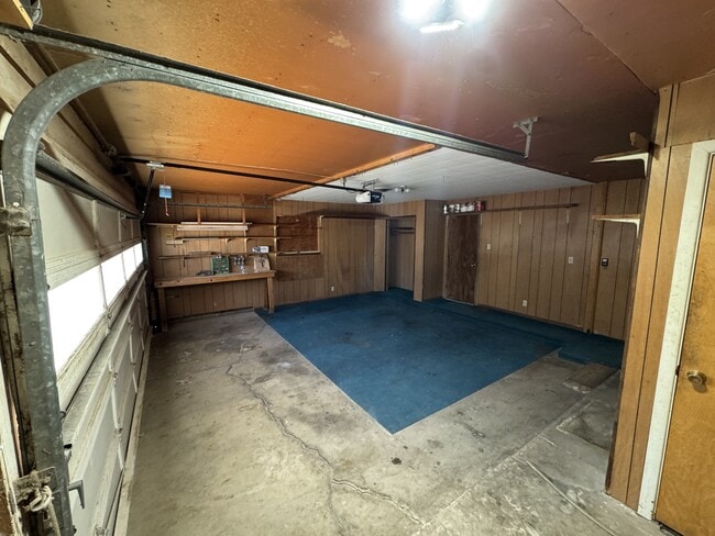Building Photo - 2201 Barnett Dr