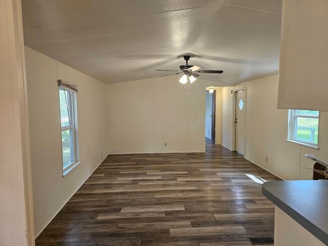 Building Photo - Charming 2 Bed, 2 Bath Mobile Home in a Qu...