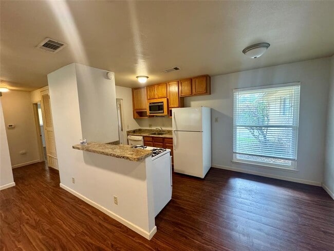 Building Photo - 2102 Pompton Dr