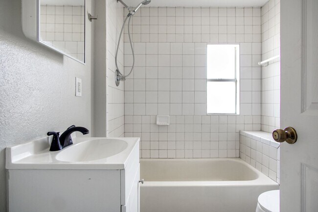 Building Photo - 1002 Avenue E