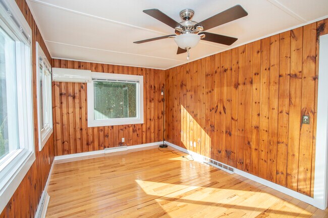 Building Photo - 10 Dorothy Rd