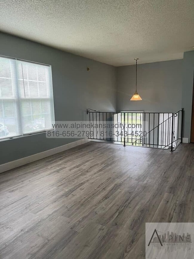 Building Photo - Spacious Duplex off Truman Rd
