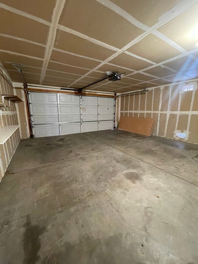 Building Photo - Large 3 Bedroom! Master Bedroom w/ Sitting Room!