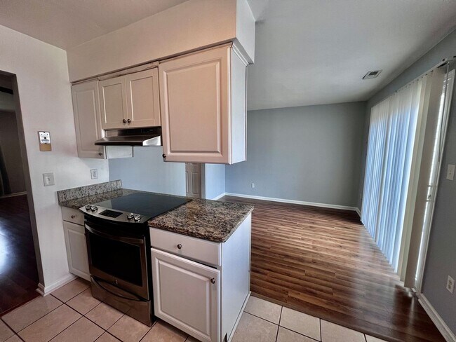 Building Photo - Charming Townhome in the Heart of Virginia Beach