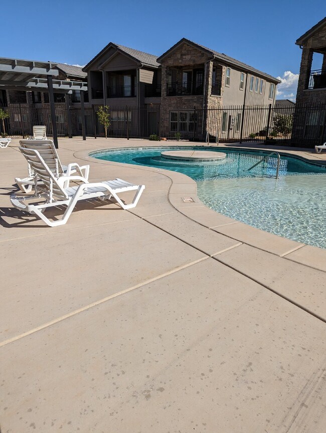 Building Photo - Azalea Townhomes Poolside Living 3 Bed 2.5...