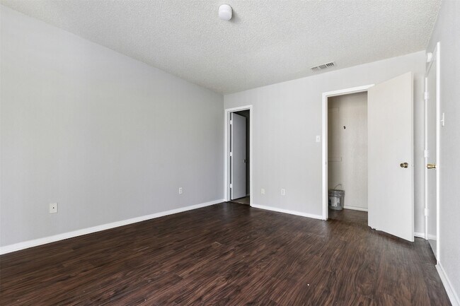 Building Photo - 2410 Lido Ln