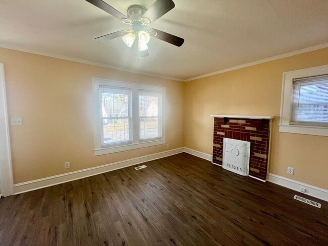 Building Photo - Two bedroom 1 bath house in Burlington
