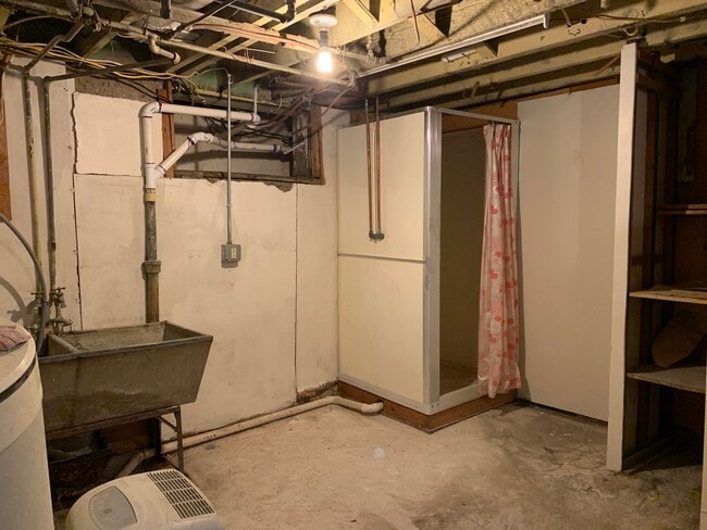 Building Photo - Charming Single Family Home