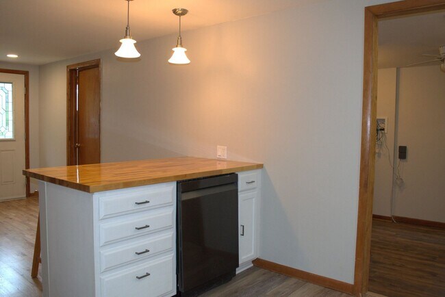 Building Photo - 416 Victoria Dr