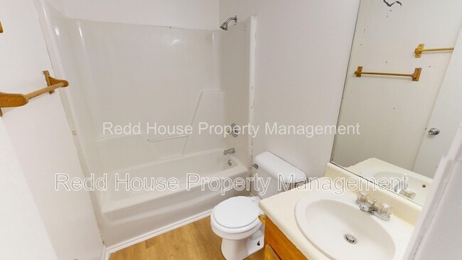 Building Photo - 111 Oakridge Cir