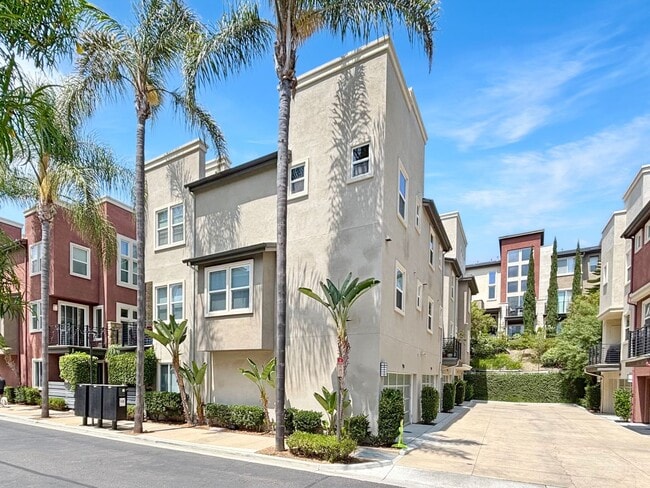 Building Photo - Stunning 3B/3.5BA Townhouse in Mission Val...