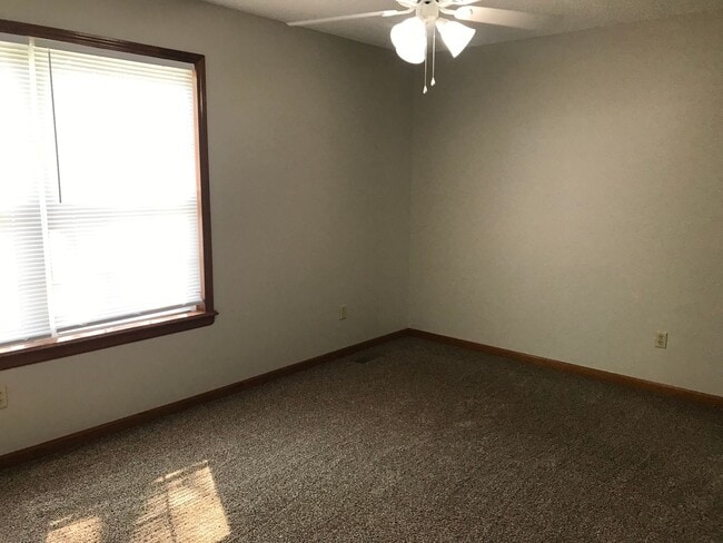 Building Photo - {1601} Spacious Duplex + Two Car Garage + Finished Basement + Fort Osage School District