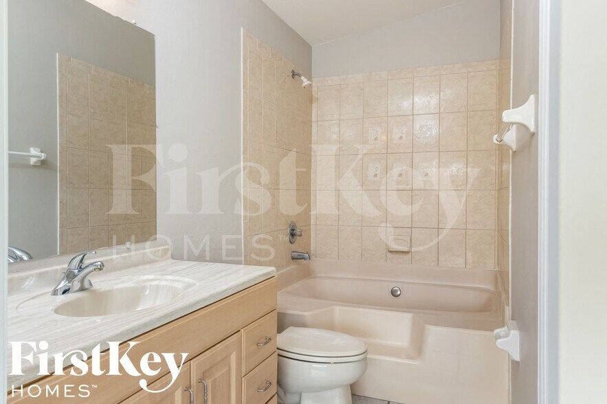 Building Photo - 222 NW 28th Ct