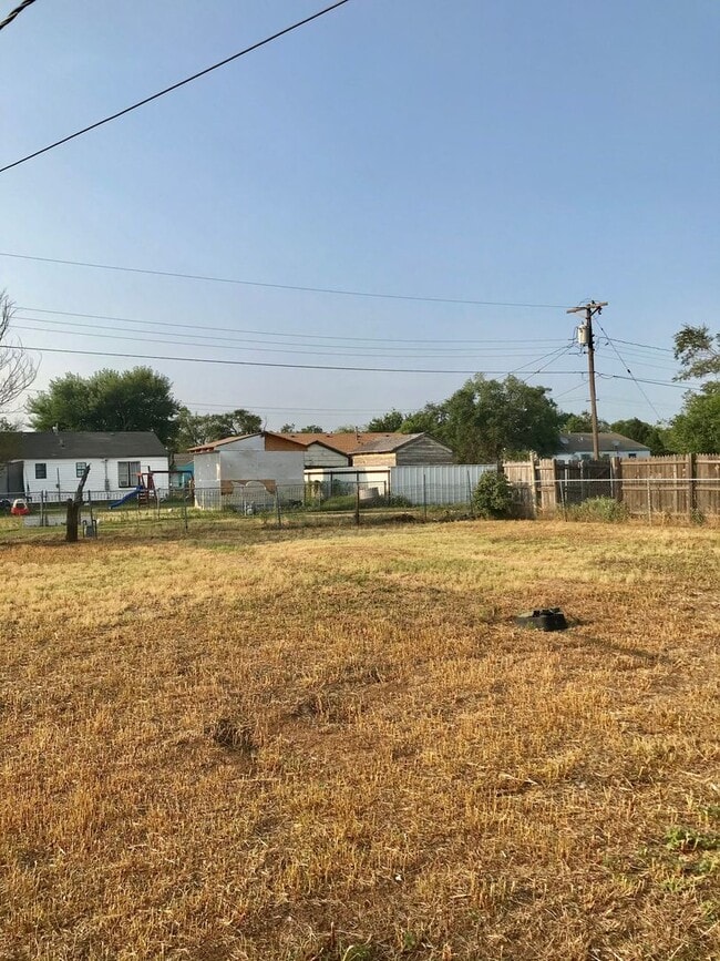 Building Photo - Cute 2 bed, 1 bath, 1 car garage in North Amarillo!