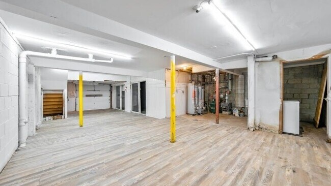 Building Photo - 326 Bond St