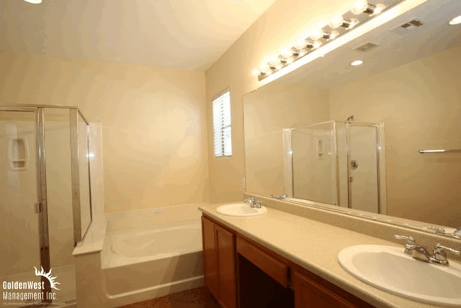 Building Photo - Gorgeous 3Bdm 2Ba Corner Lot Home in a Gat...