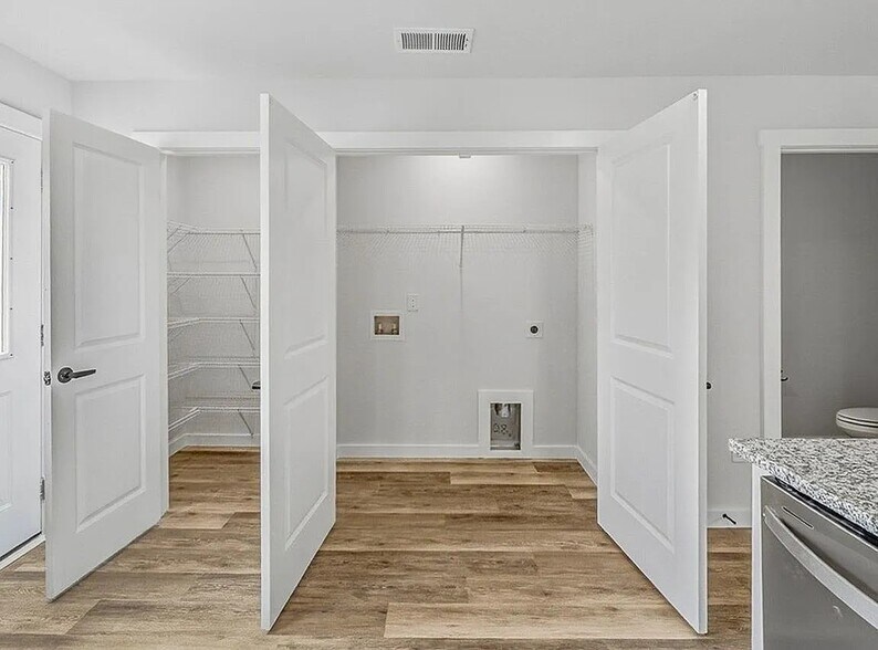 Building Photo - 259 Vanderbilt Rd