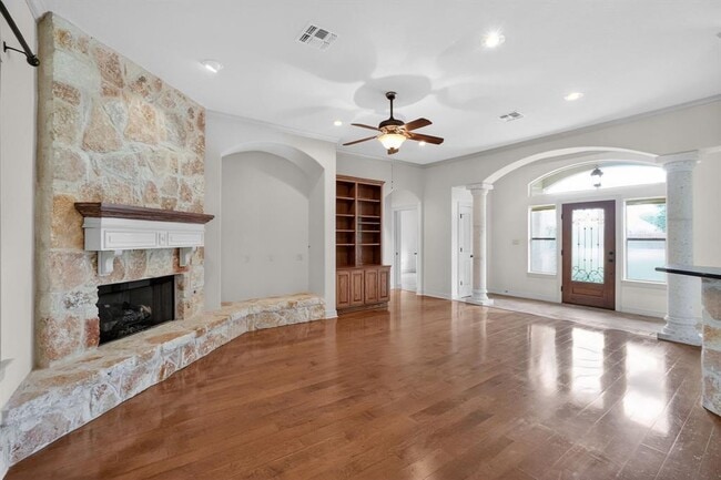 Building Photo - 304 Speed Horse