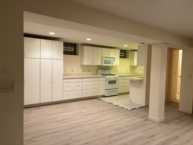 Building Photo - Spacious Studio Unit Available in Minneapolis - Great Location!
