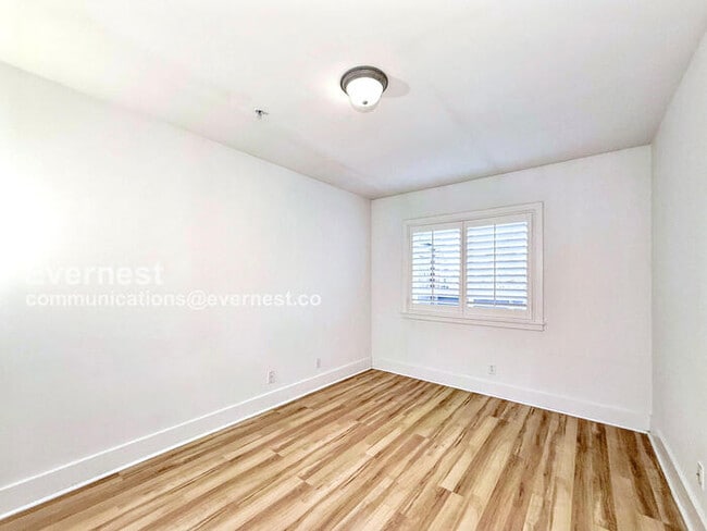 Building Photo - 133 Queen Anne Ave N