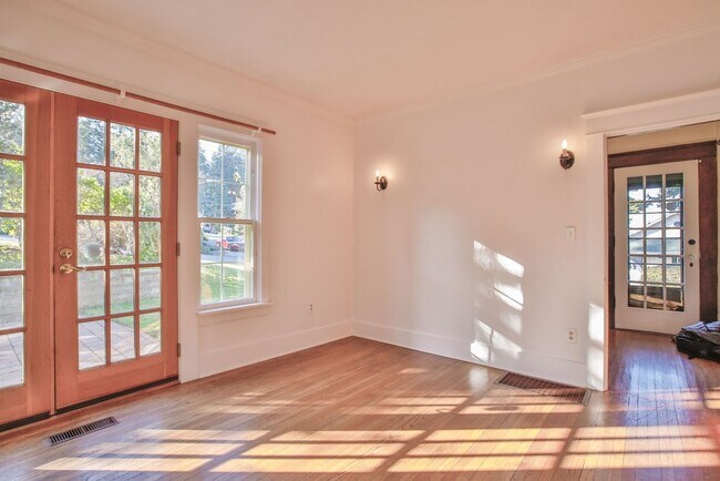 Building Photo - Gorgeous Vintage Home in Downtown Langley with Detached Guest Studio!!