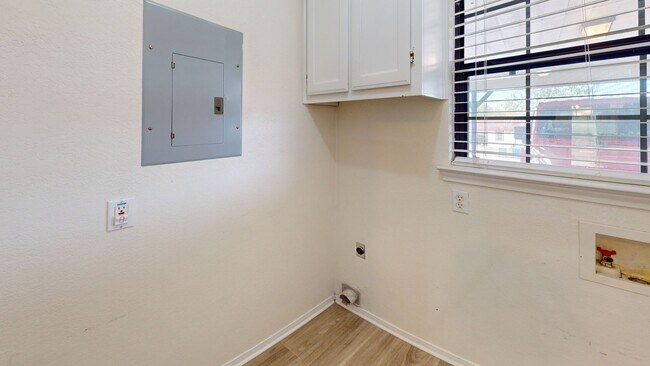 Building Photo - 802 Hackberry St