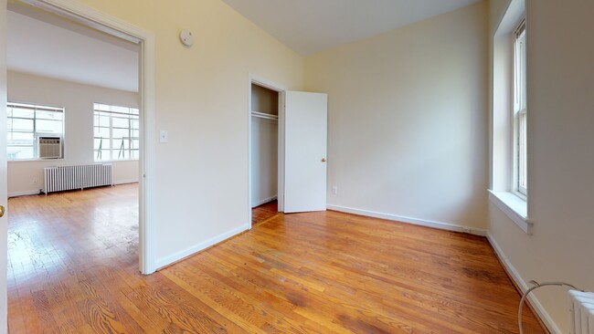 Building Photo - 109 C St SE