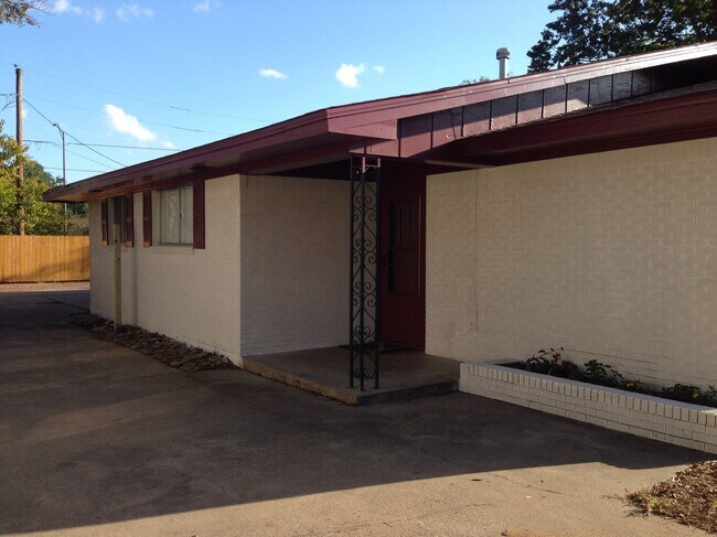 Building Photo - 108 Moss St