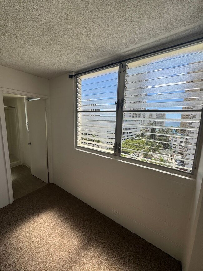 Building Photo - Large 2/2 Waikiki Condo with Parking, Lanai, A/C & W/D in unit!