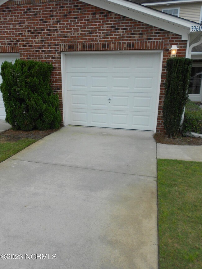 Building Photo - 3960 Winds Ridge Dr