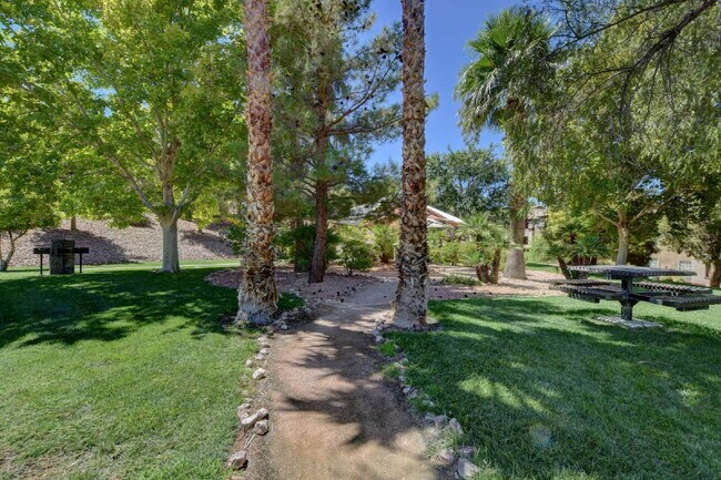 Building Photo - Ground Floor 2BD/2BA Condo in Gated Henderson Community – Resort-Style Amenities!