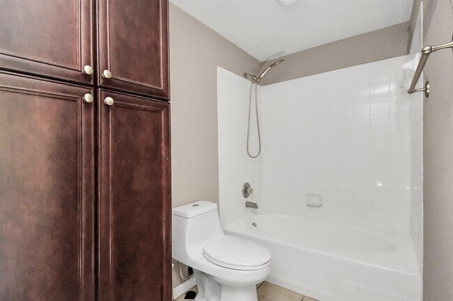 Building Photo - 2255 Braeswood Park Dr