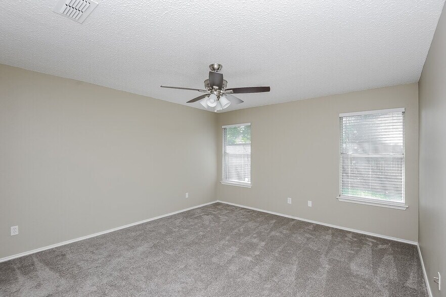 Building Photo - 2363 Kelton St