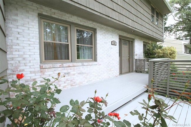 Primary Photo - 10 Lundy Ln