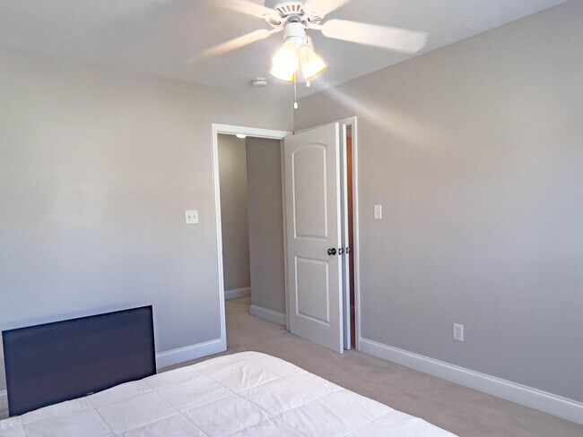 Building Photo - 843 Landing Dr