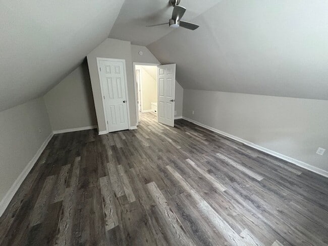 Building Photo - Amazing 4 Bedroom 1 Bathroom available in ...