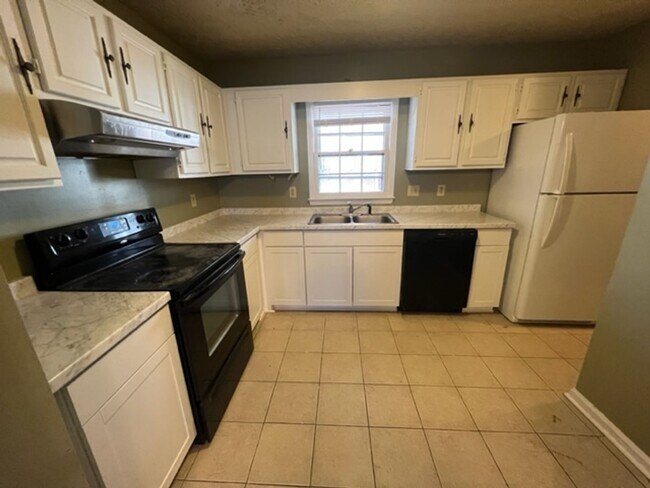 Building Photo - 2 Bed 2.5 Bath Condo