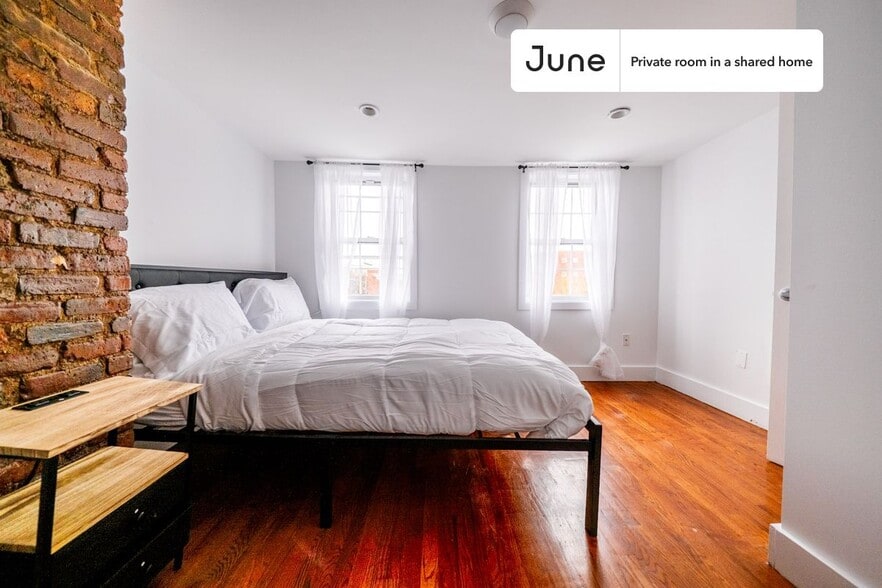 Building Photo - Room in Shared 3 bed/1 bath home