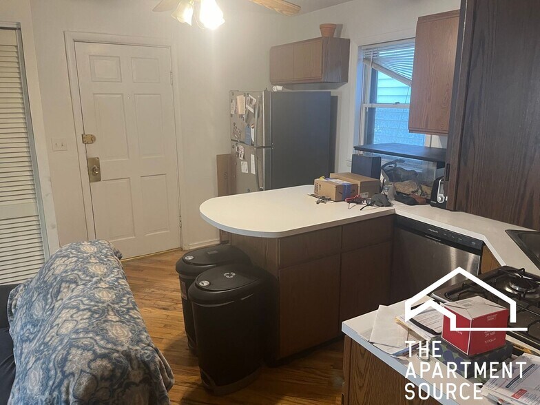 Building Photo - 3037 N Southport Ave