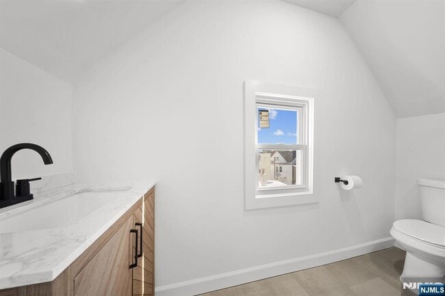 Building Photo - 319 William St