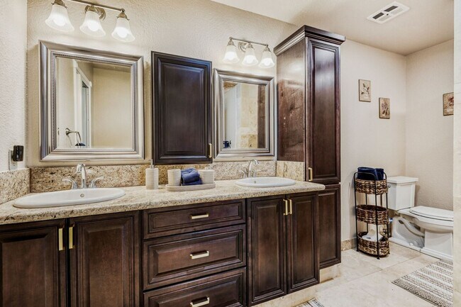 Building Photo - Furnished LVCC Beauty