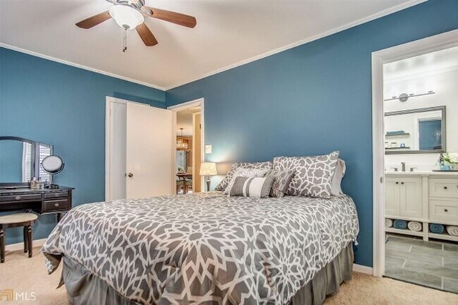 Building Photo - Discover the charm of this cozy single-family home, where your dreams can take shape and flourish!